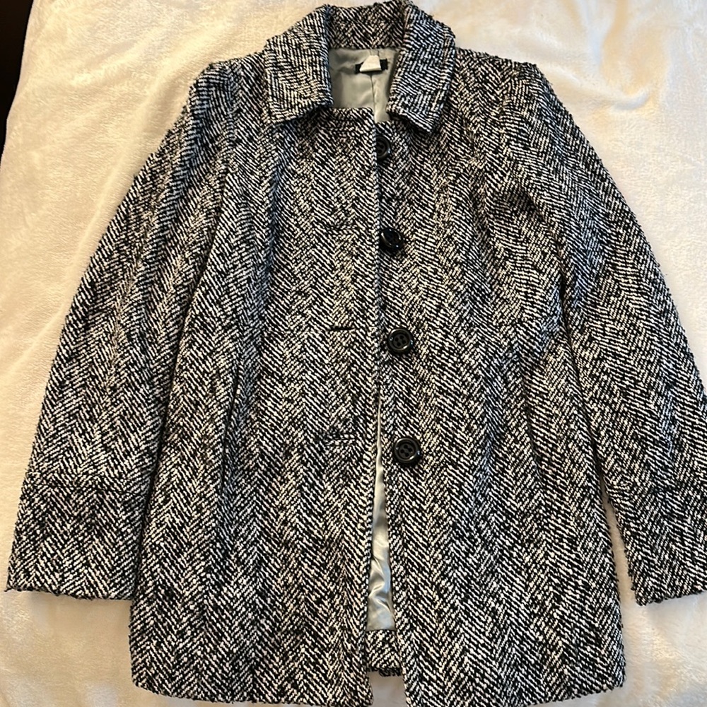 J. Crew black & white winter coat. Size 0. Lined, gather back.